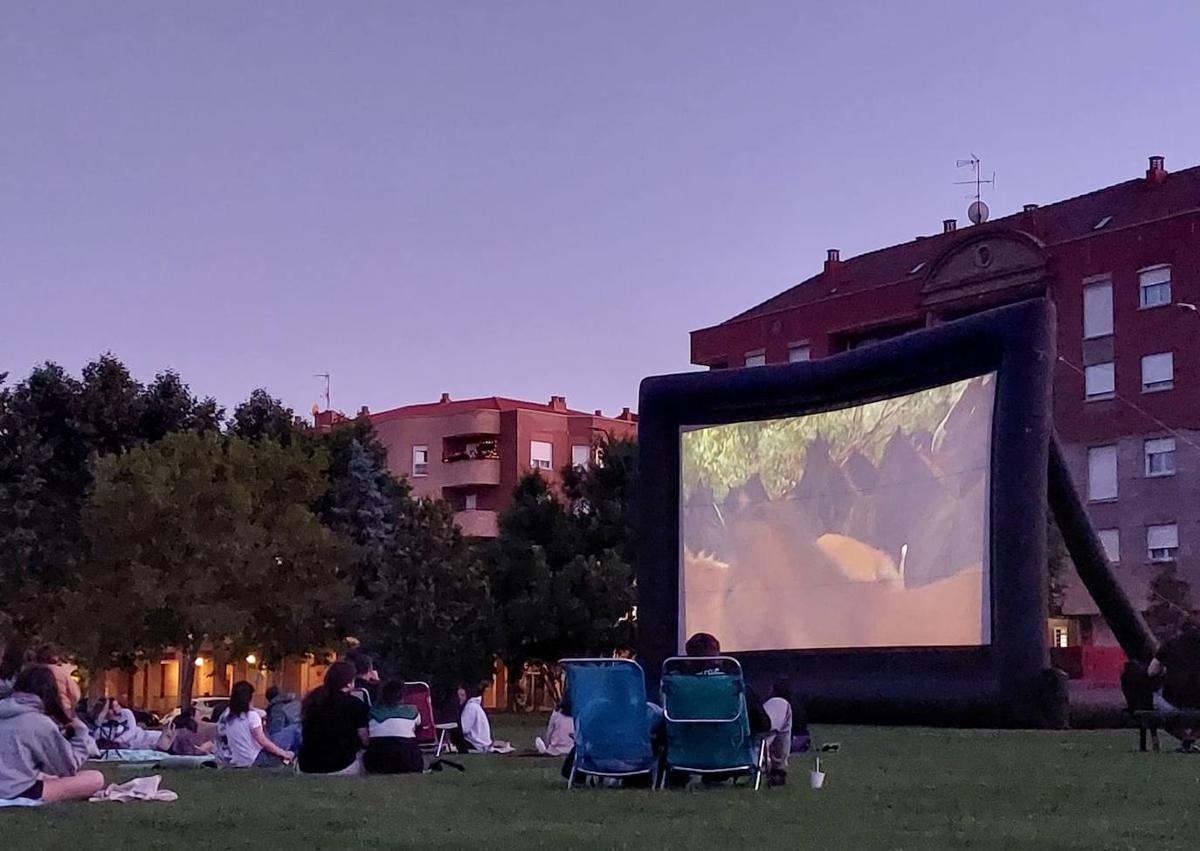 Imagen secundaria 1 - León disfruta del cine a la fresca