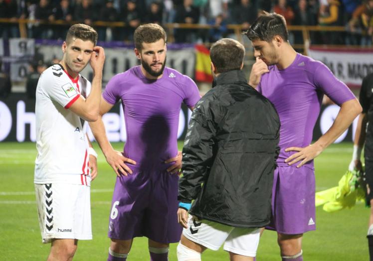 Nacho y Morata conversan con los exculturalistas Iván González y Antonio Martínez, con los que coincidieron en las categorías inferiores del Real Madrid.