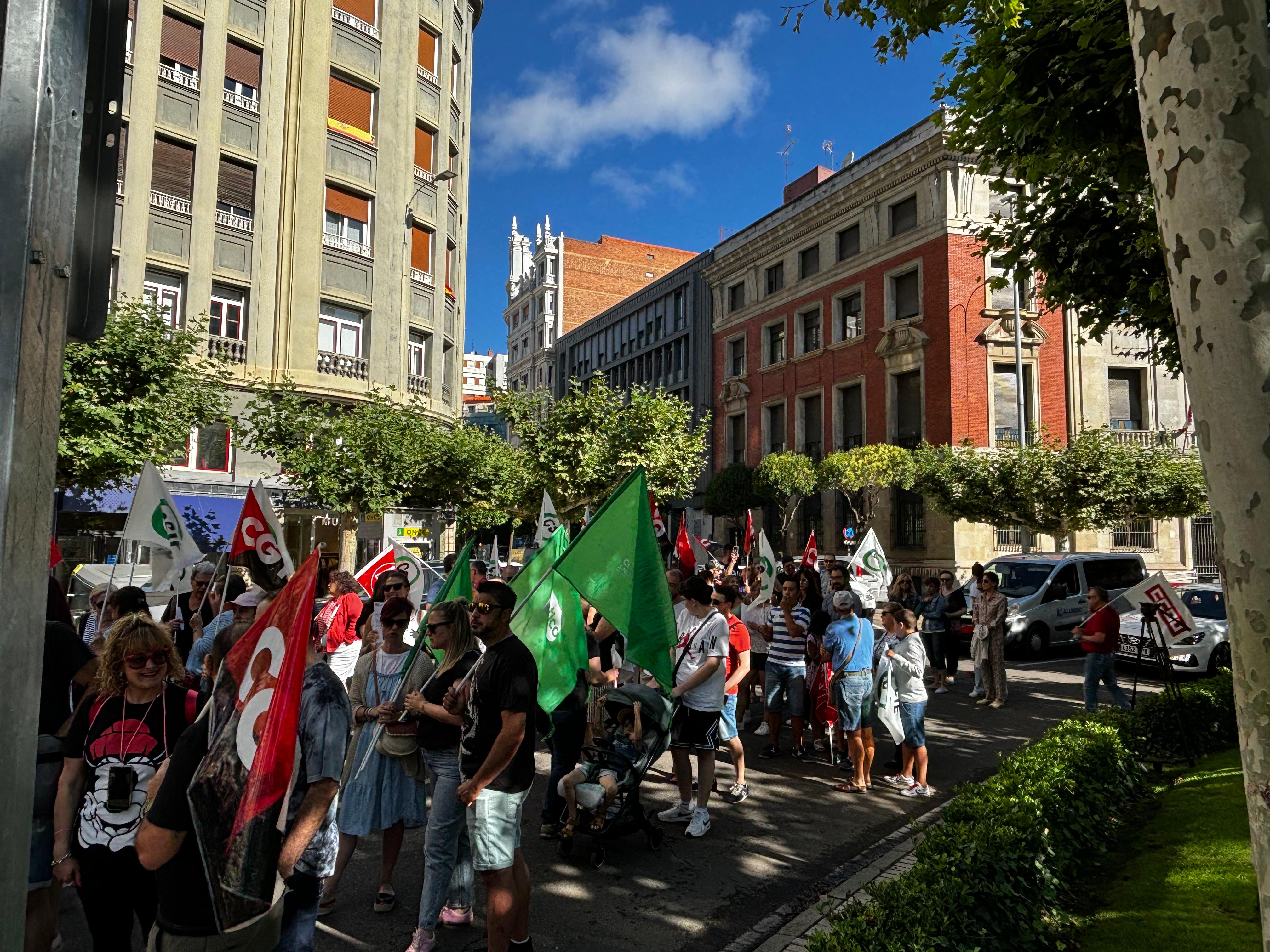 Los trabajadores de Atento vuelven a manifestarse en León