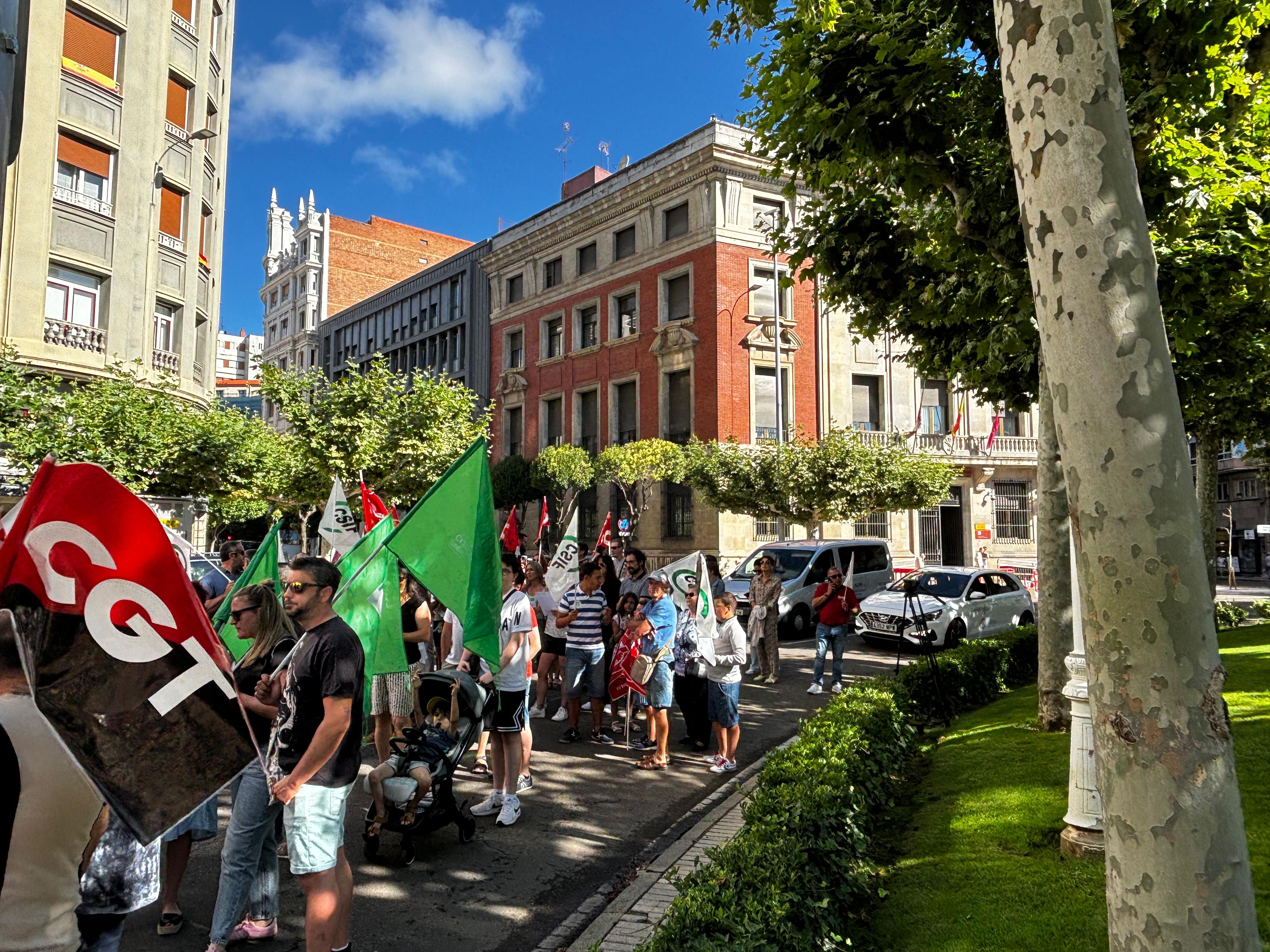 Los trabajadores de Atento vuelven a manifestarse en León