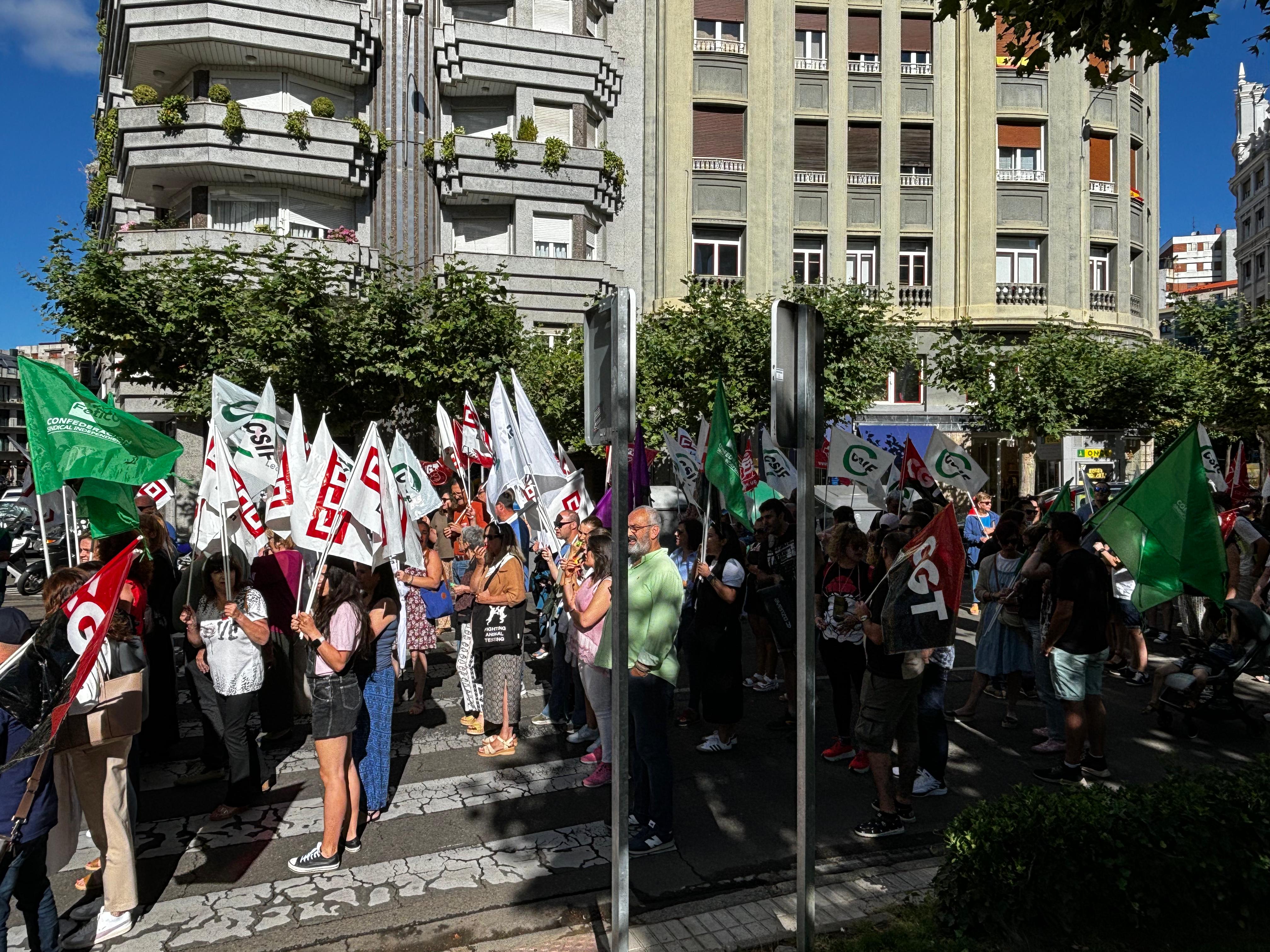 Los trabajadores de Atento vuelven a manifestarse en León