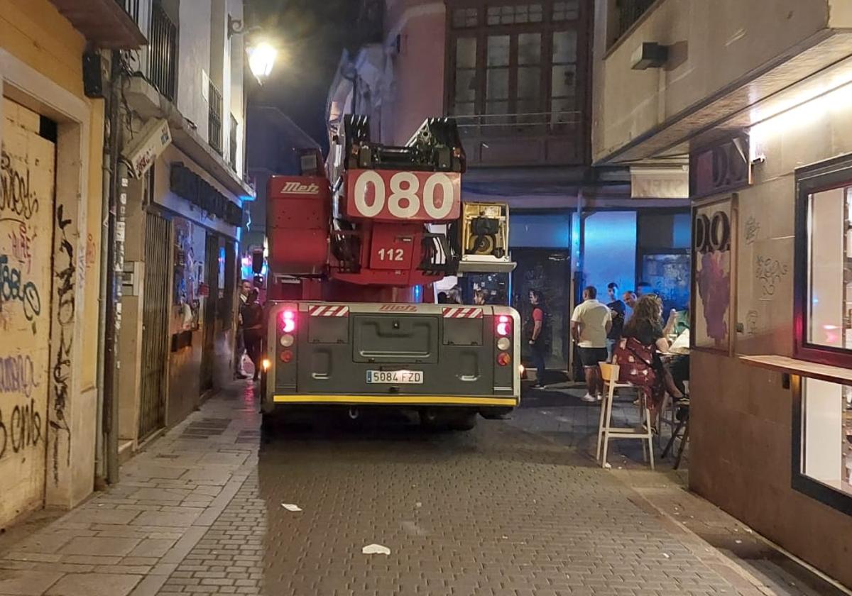 Los bomberos de León, durante su intervención en la calle Platerías de León.