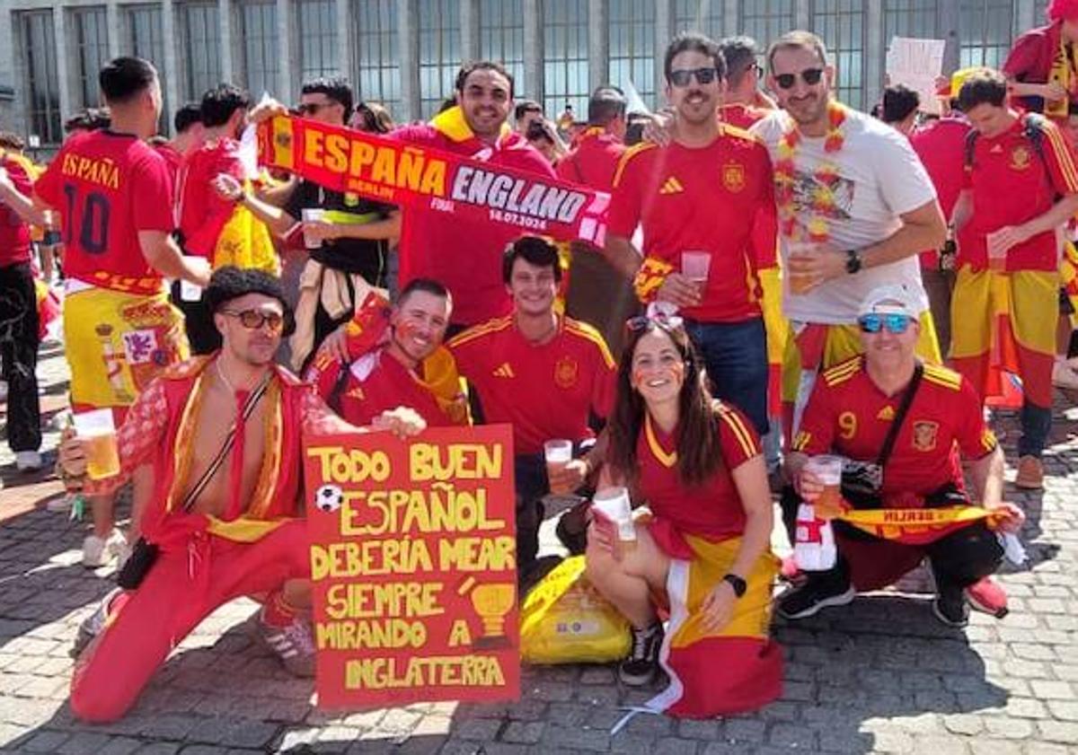 Imagen principal - Álvaro Pertejo, en la fan zone de la final de la Eurocopa.