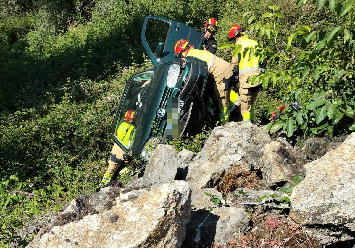 El vuelco de un turismo deja un varón atrapado en Puente de Órbigo