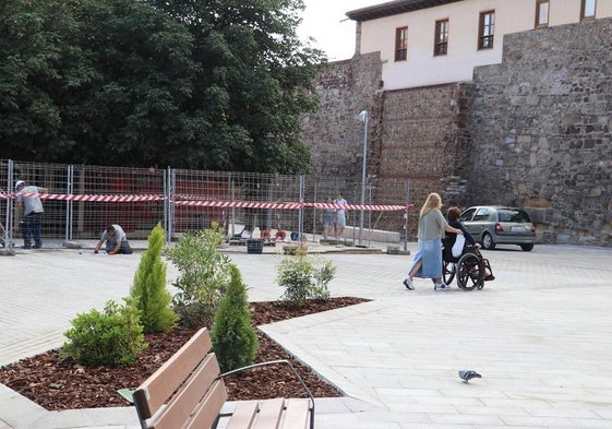 La nueva zona peatonal a los pies del Arco de la Cárcel.