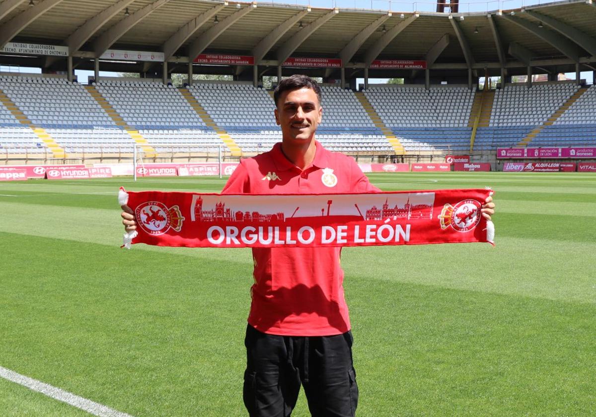 Antón Escobar en el estadio Reino de León.