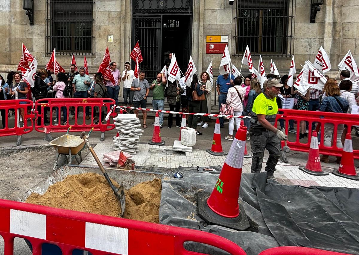 Imagen secundaria 1 - Renovación de acera a la espera de subdelegado