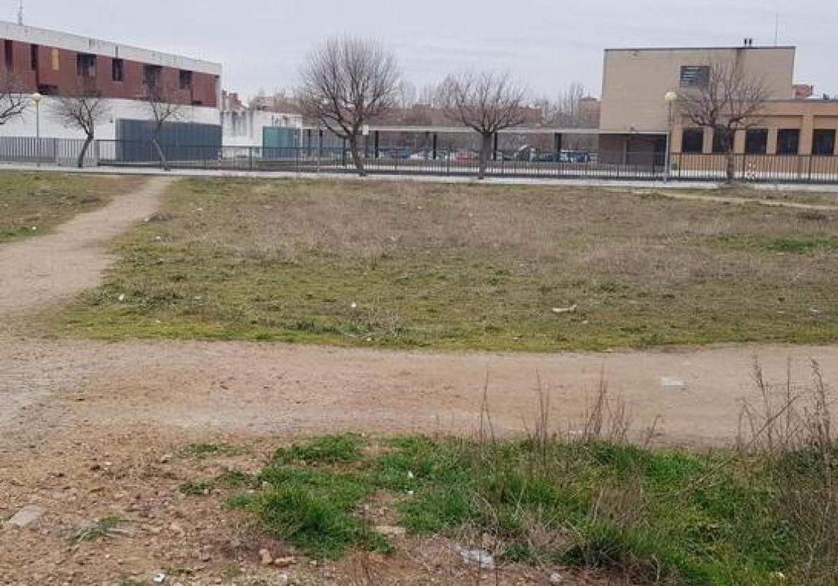 Explanada en Eras donde se debería levantar el polideportivo.