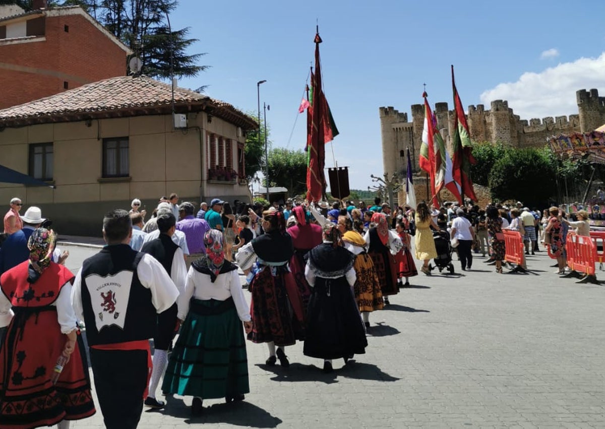 Imagen secundaria 1 - El desfile de pendones es una de las principales actividades del evento