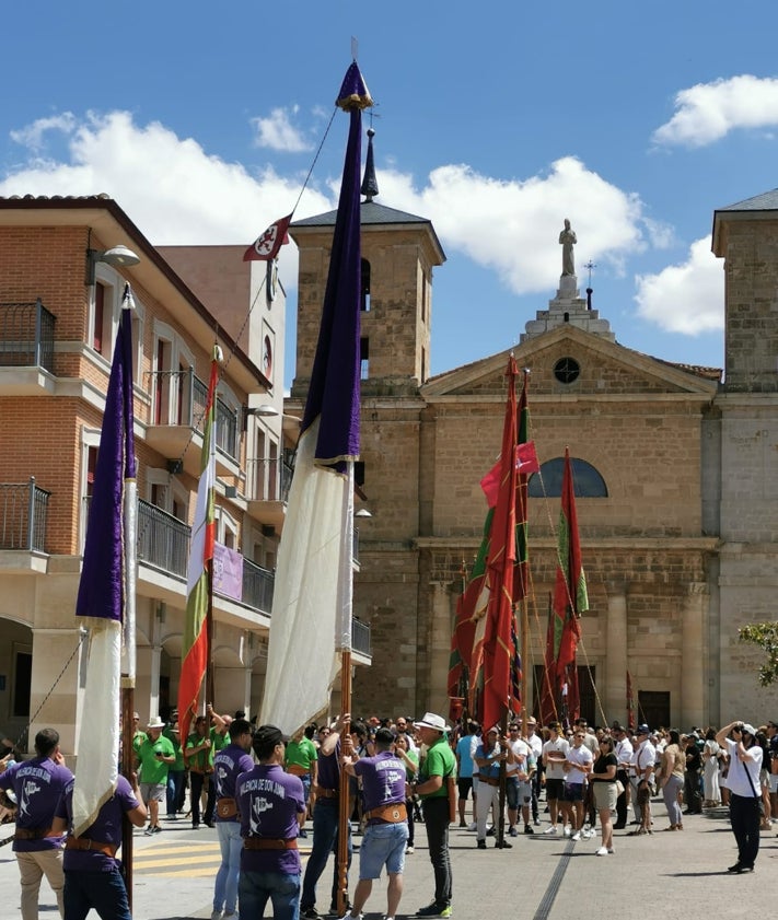 Imagen secundaria 2 - El desfile de pendones es una de las principales actividades del evento