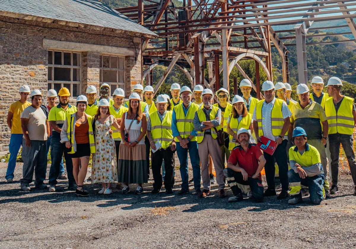 Luis Mateo Díez en el Pozo María este viernes junto a los mineros y el grupo de trabajo del Pozo María.