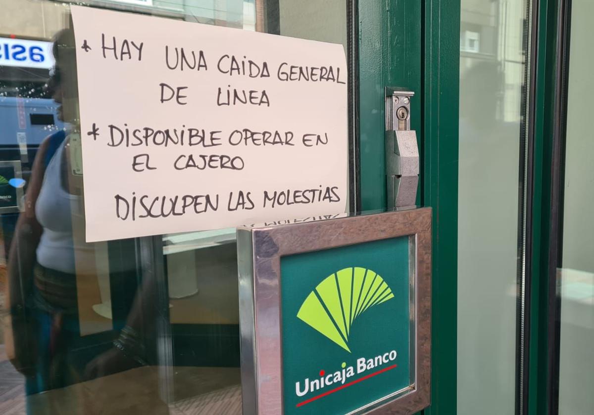 Un cartel en Unicaja avisa de la incidencia por el fallo de Microsoft.