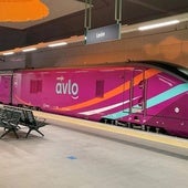 Los trenes morados de Avlo comienzan a circular en León con viajes a siete euros