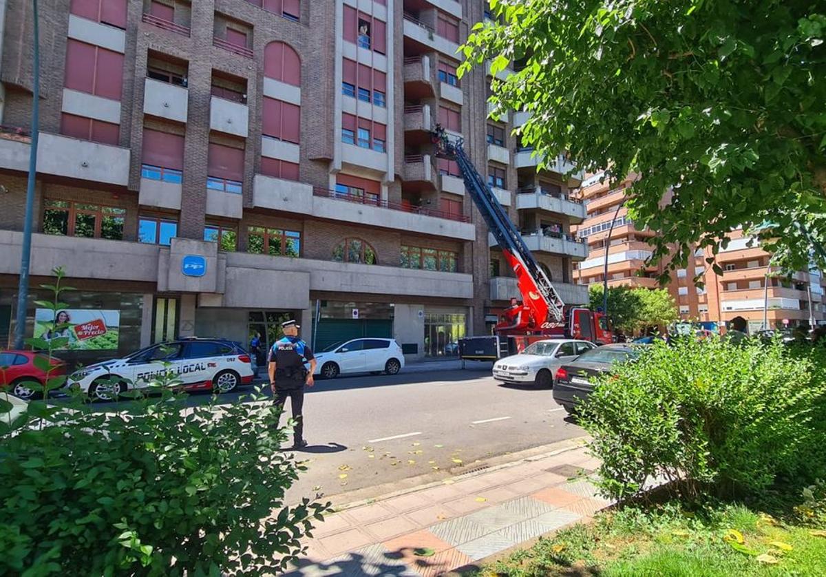 Fachada del edificio donde se han caído los cascotes.