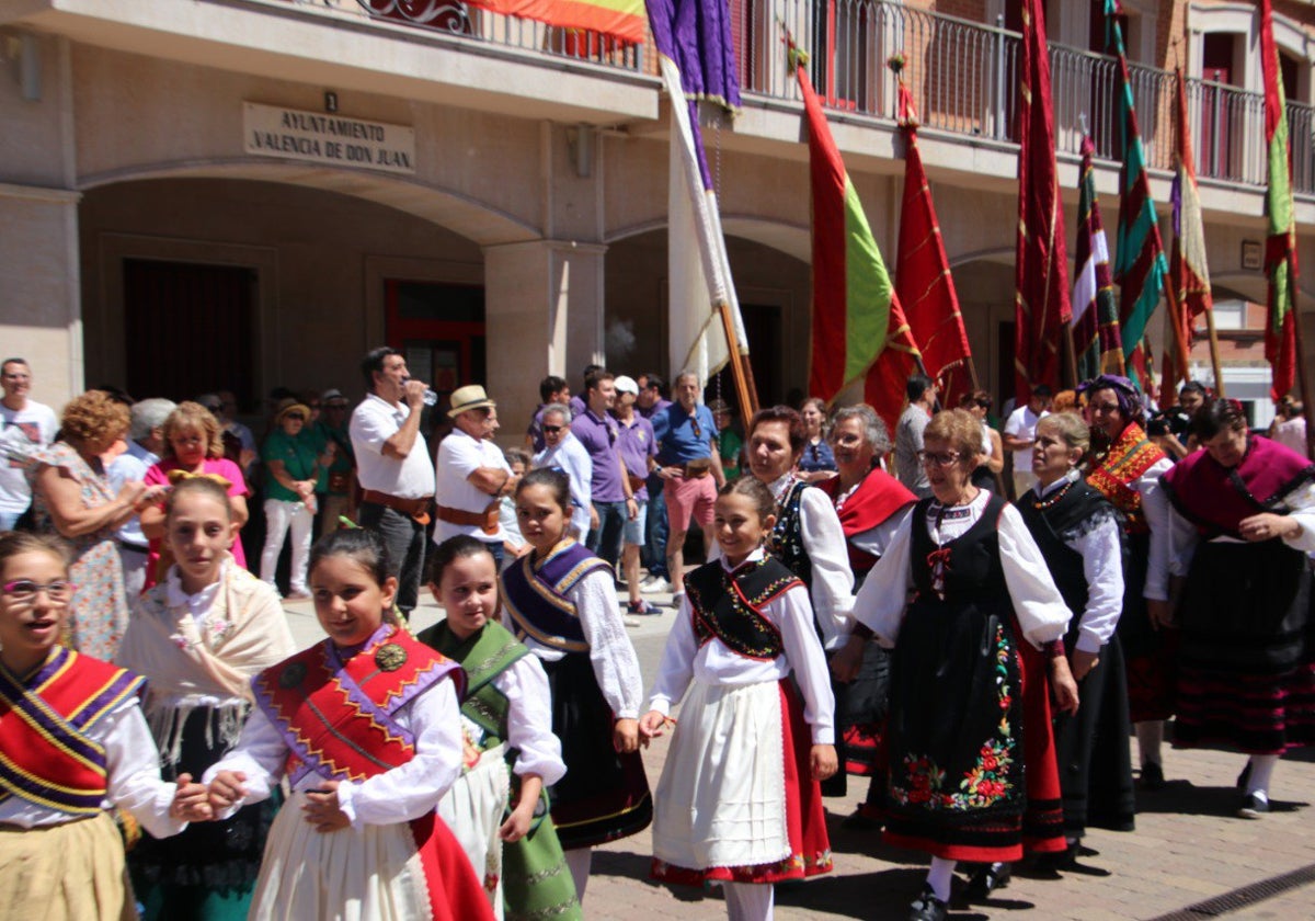 El desfile de pendones contó con un buen número de asistentes