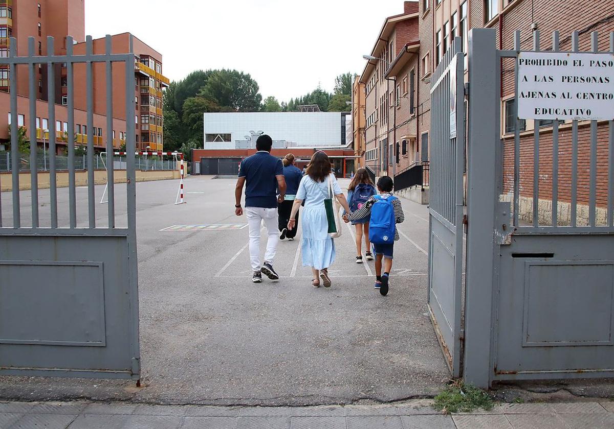 Una familia entrando al Colegio Quevedo en León capital.