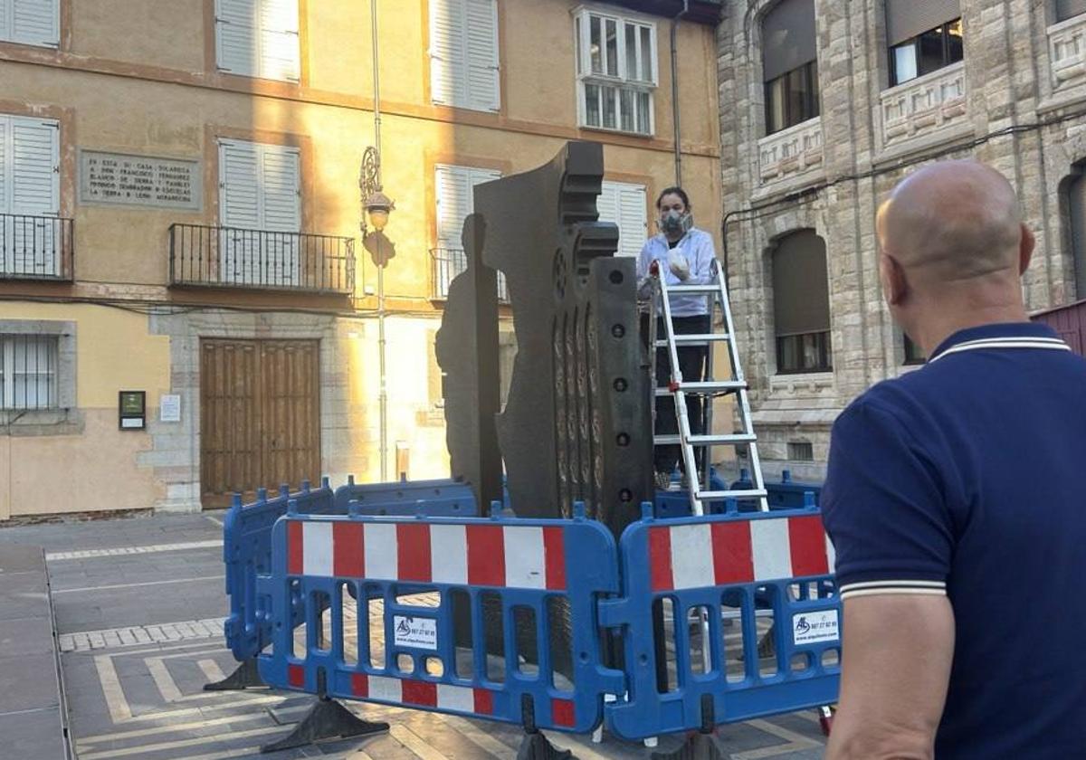 Trabajos sobre una de las esculturas.