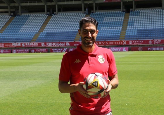 Víctor Ruíz en el estadio Reino de León.