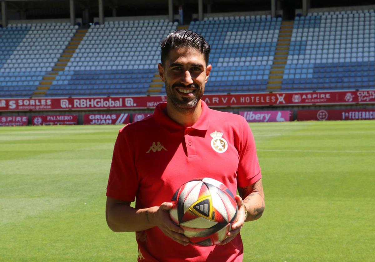 Víctor Ruíz en el estadio Reino de León.