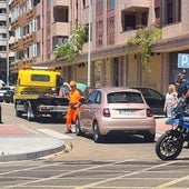 Sufre un accidente con su coche y deja bloqueada una calle de León