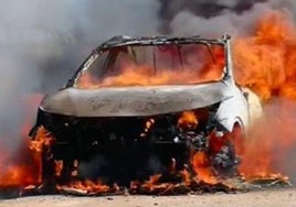 El coche ardiendo en la LE-5510.