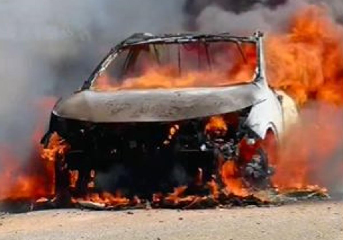 El coche ardiendo en la LE-5510.