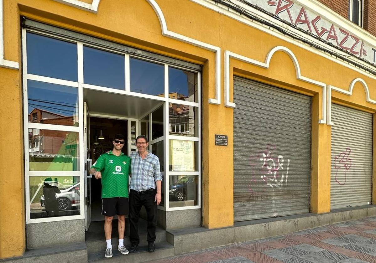 Héctor García con su padre, Carlos García, en la entrada de Ragazzi.