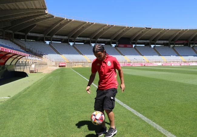 Txus Alba dando sus primeros toques en el estadio Reino de León.