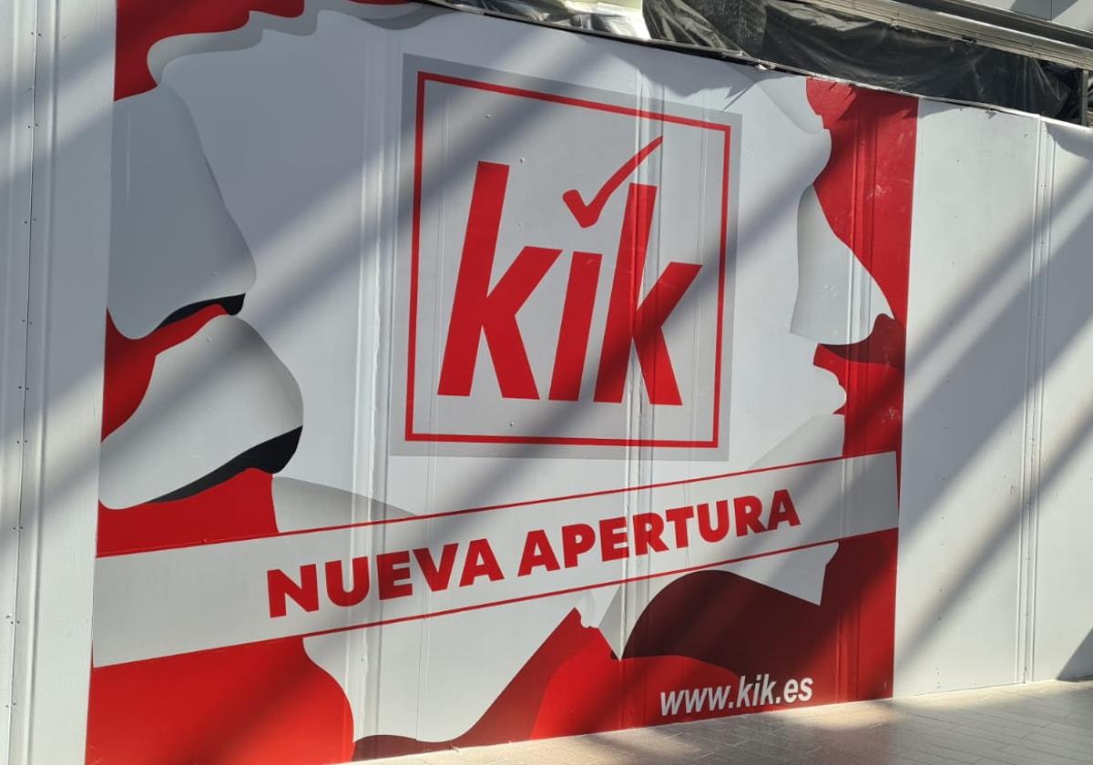 Cartel que anuncia la nueva apertura.