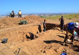 Investigadores de la Universidad de León durante las excavacioens en Puente Castro.