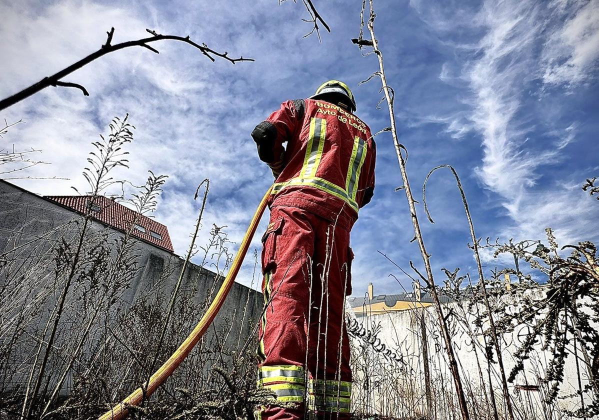 Bomberos apagando fuego en el local de General Mola.