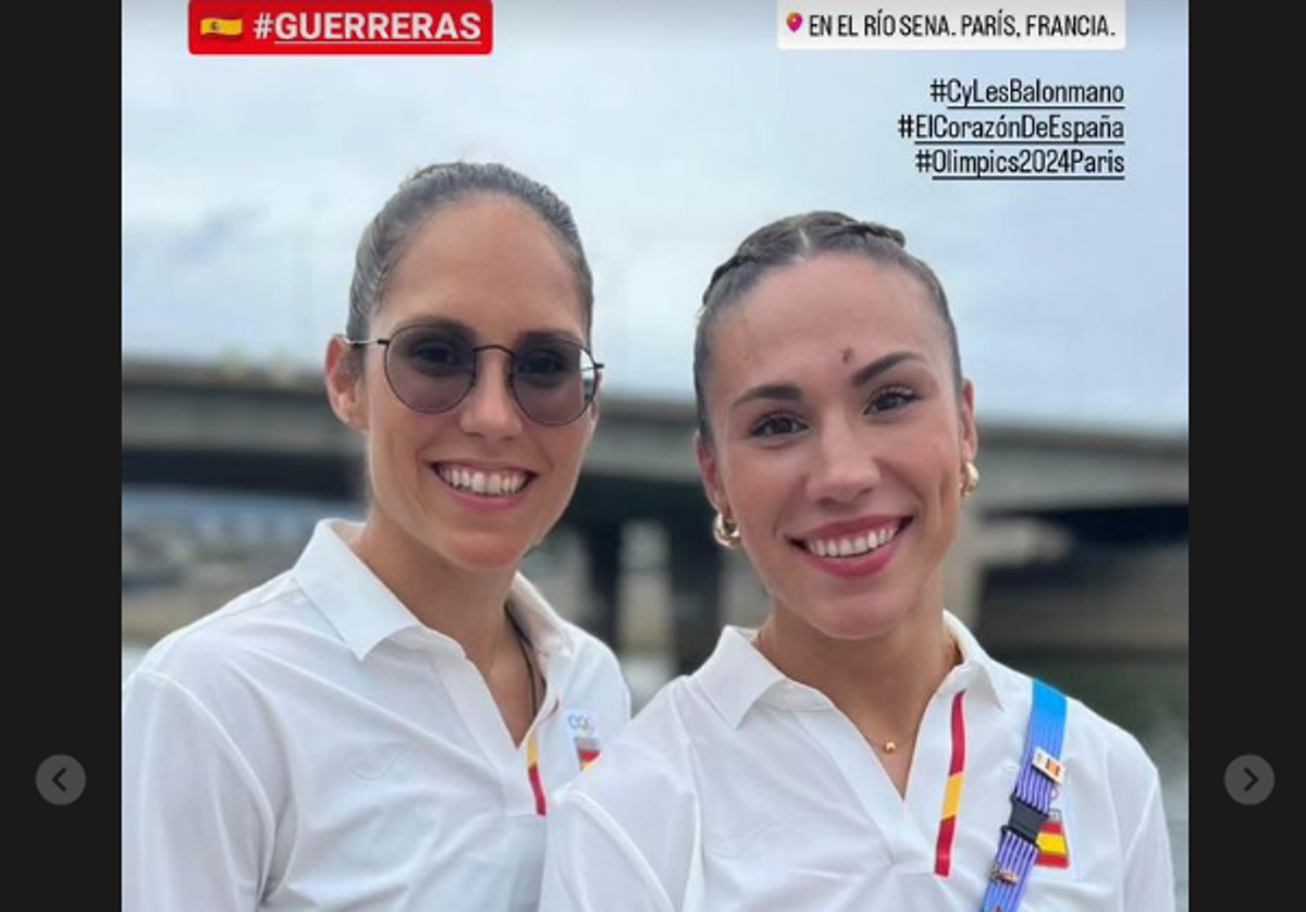 Mireya y María en el desfile de inauguración.