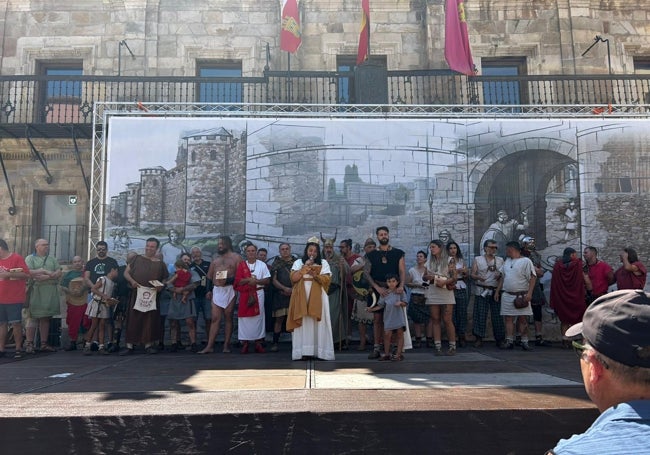 Reconocimiento como socia de honor de la fiesta a a Mónica Prieto Mayo