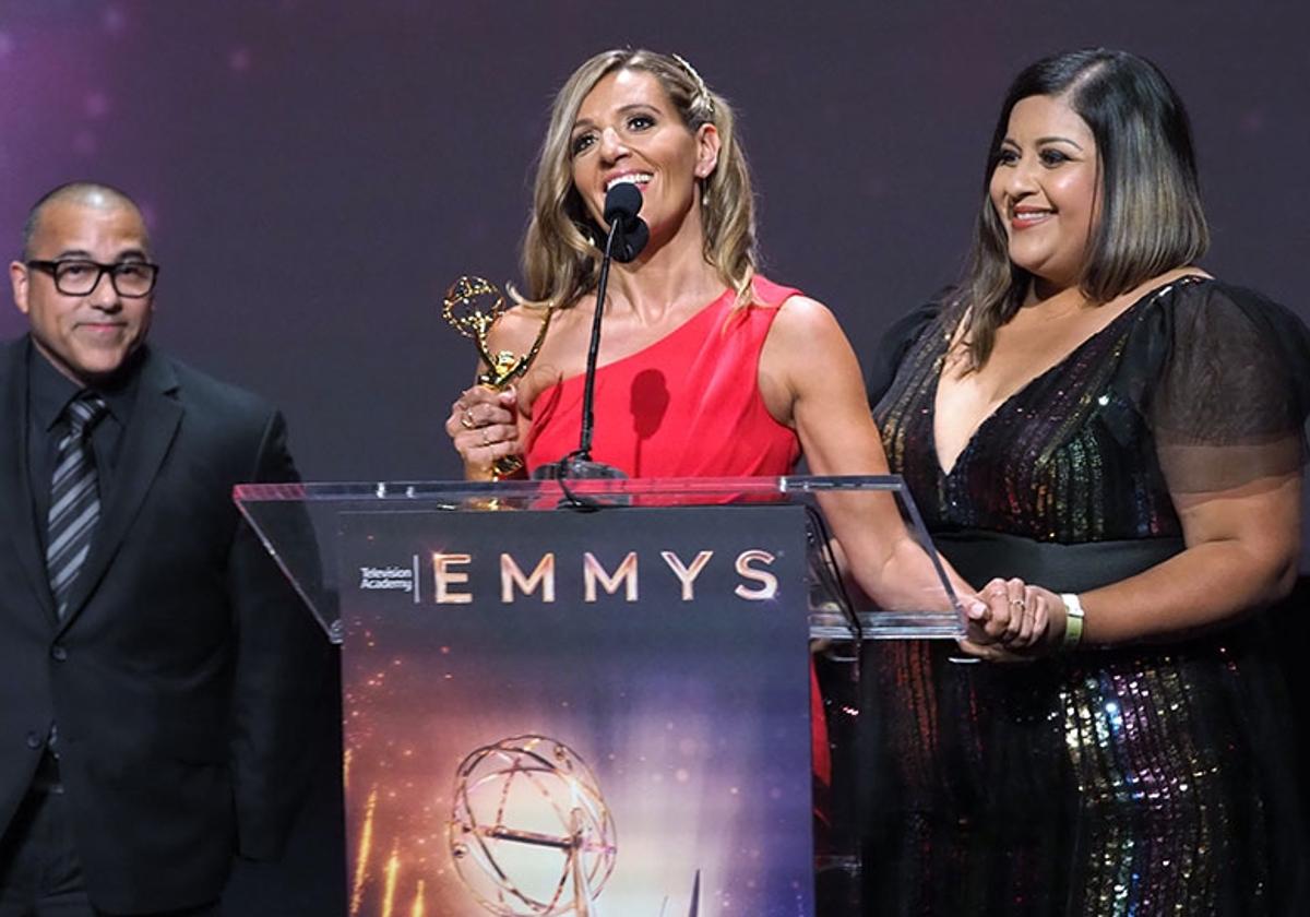 Amaya Pinto Fernández y Claudia Uballez de KVEA aceptan el Emmy por «La Calavera del Color» en julio de 2019.