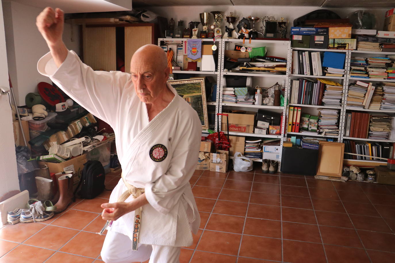 Entrenamiento de un veterano karateca leonés