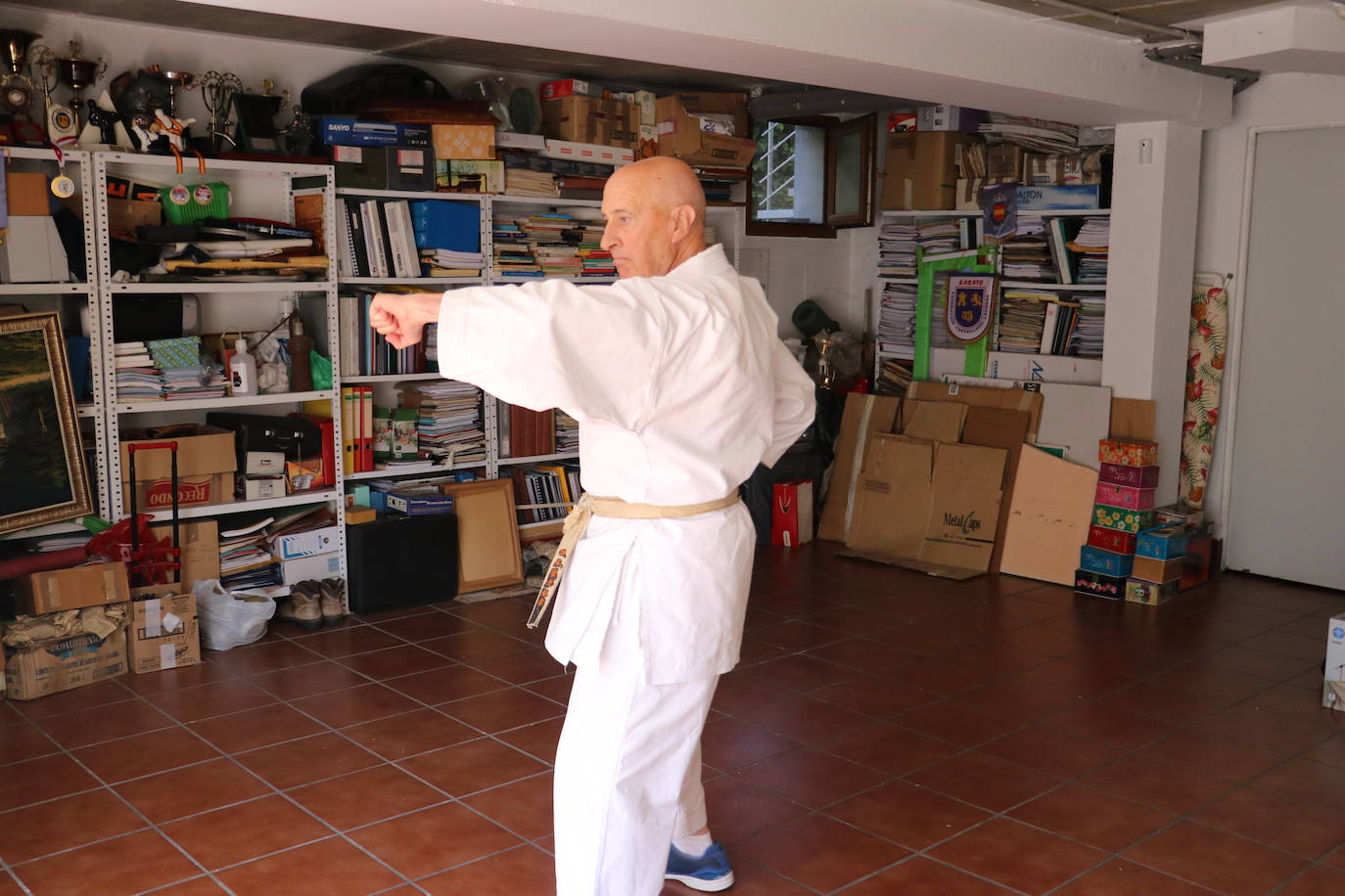 Entrenamiento de un veterano karateca leonés