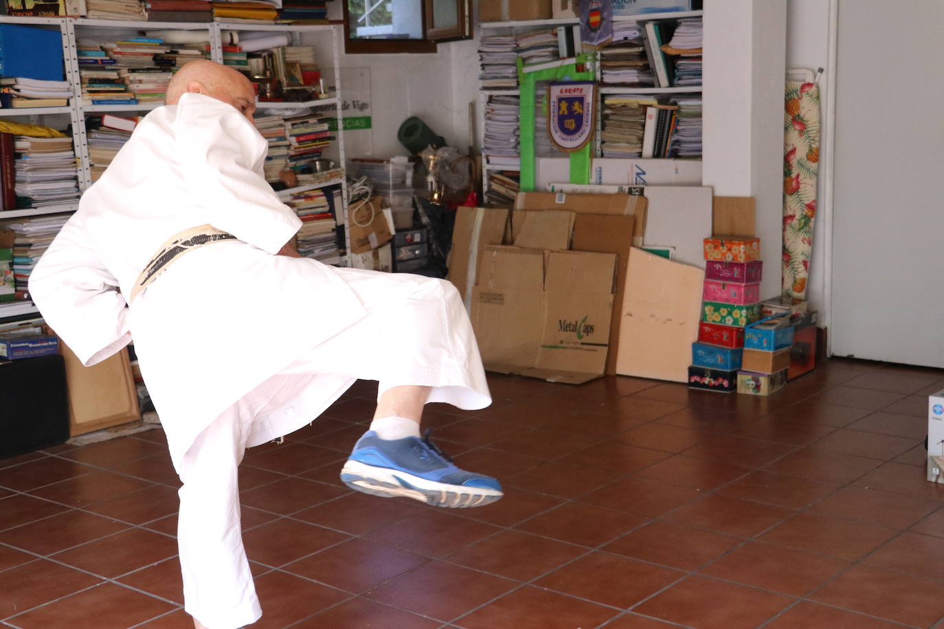 Entrenamiento de un veterano karateca leonés