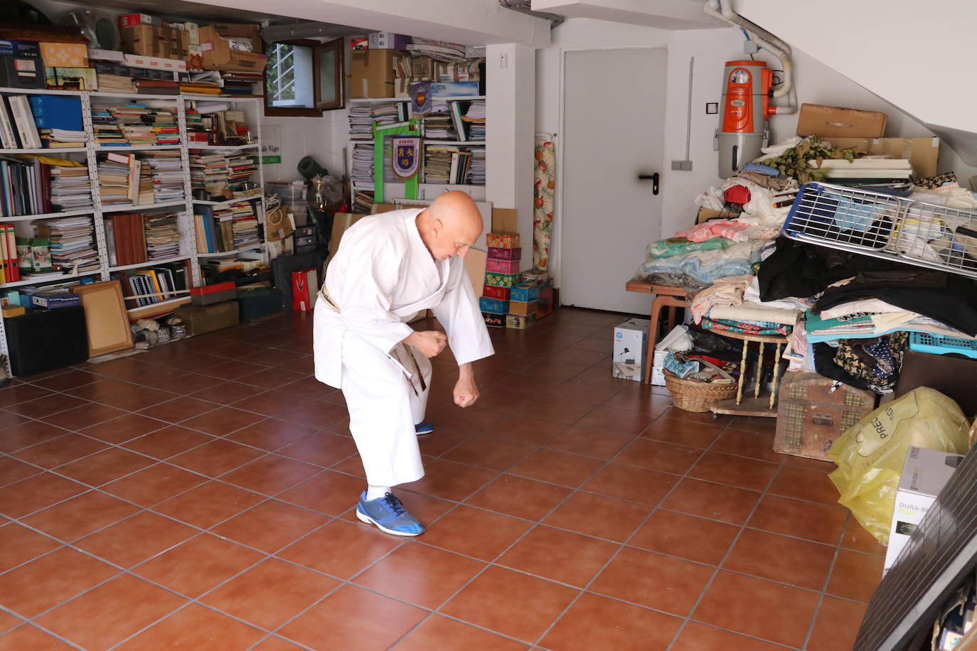 Entrenamiento de un veterano karateca leonés