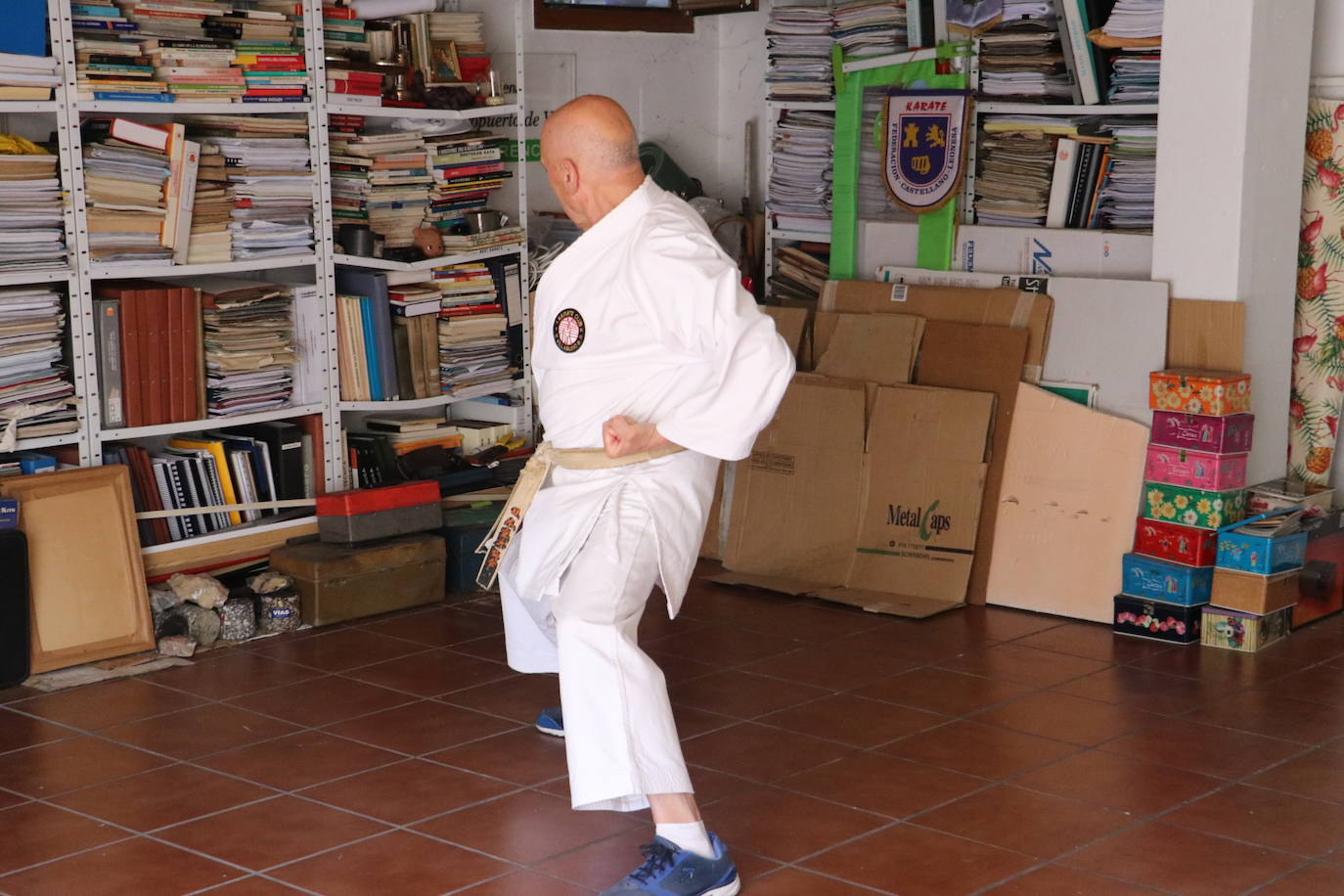 Entrenamiento de un veterano karateca leonés