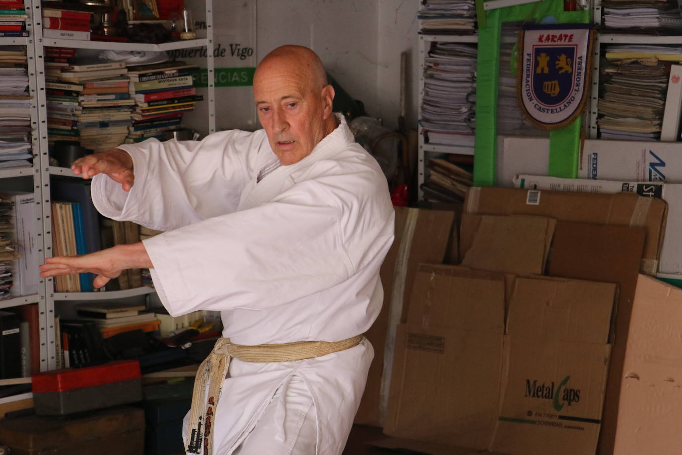 Entrenamiento de un veterano karateca leonés