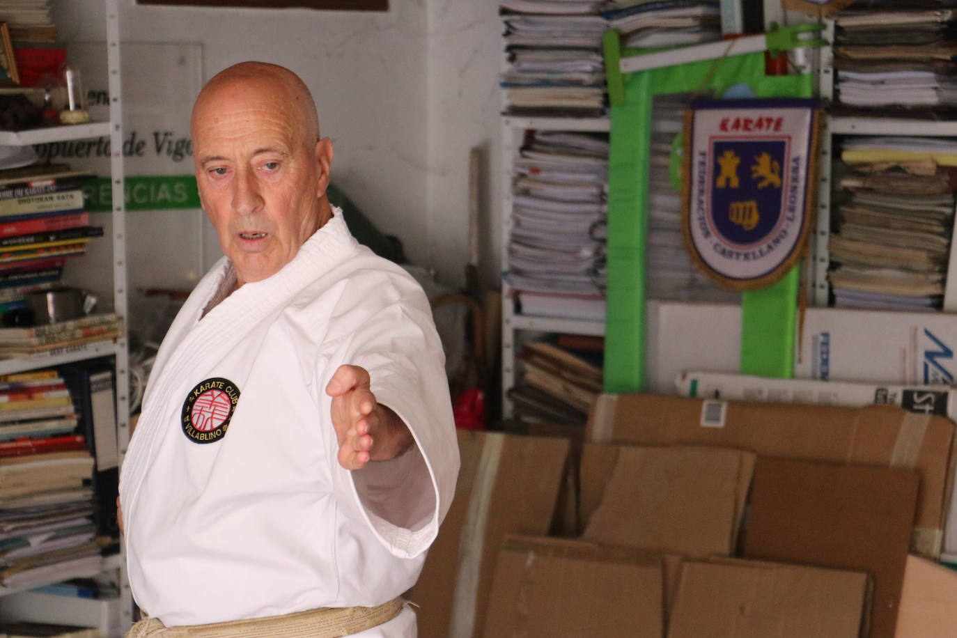 Entrenamiento de un veterano karateca leonés