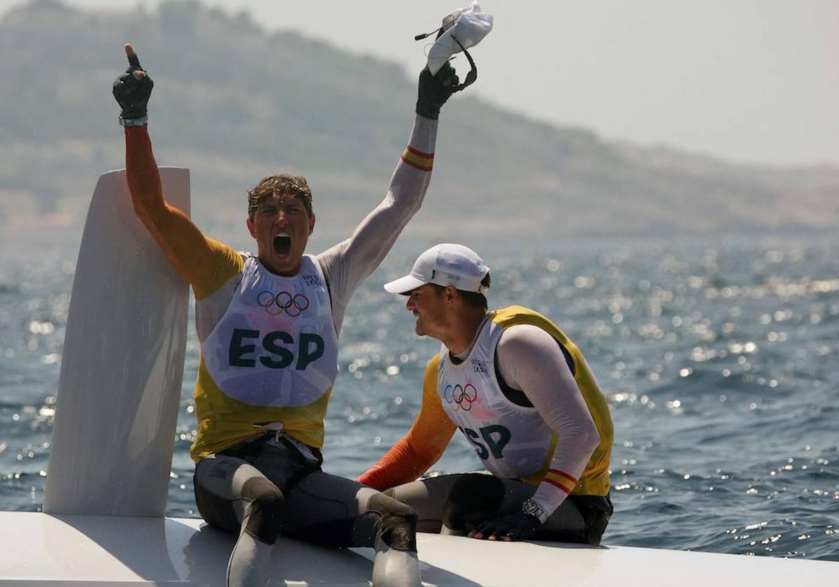 Diego Botín y Florian Trittel celebran su oro olímpico.