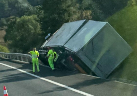 Imagen del camión volcado.