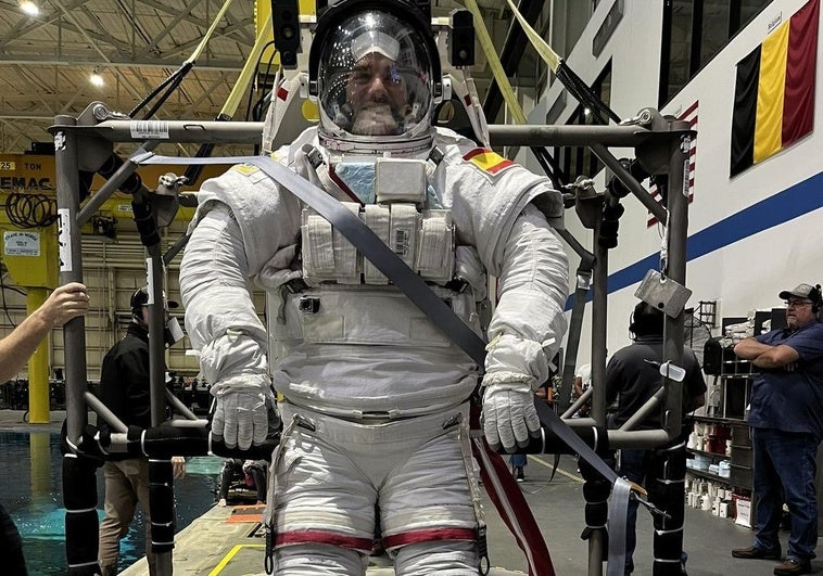 Pablo Álvarez enfundado en el traje de astronauta y a punto de entrar en la piscina.