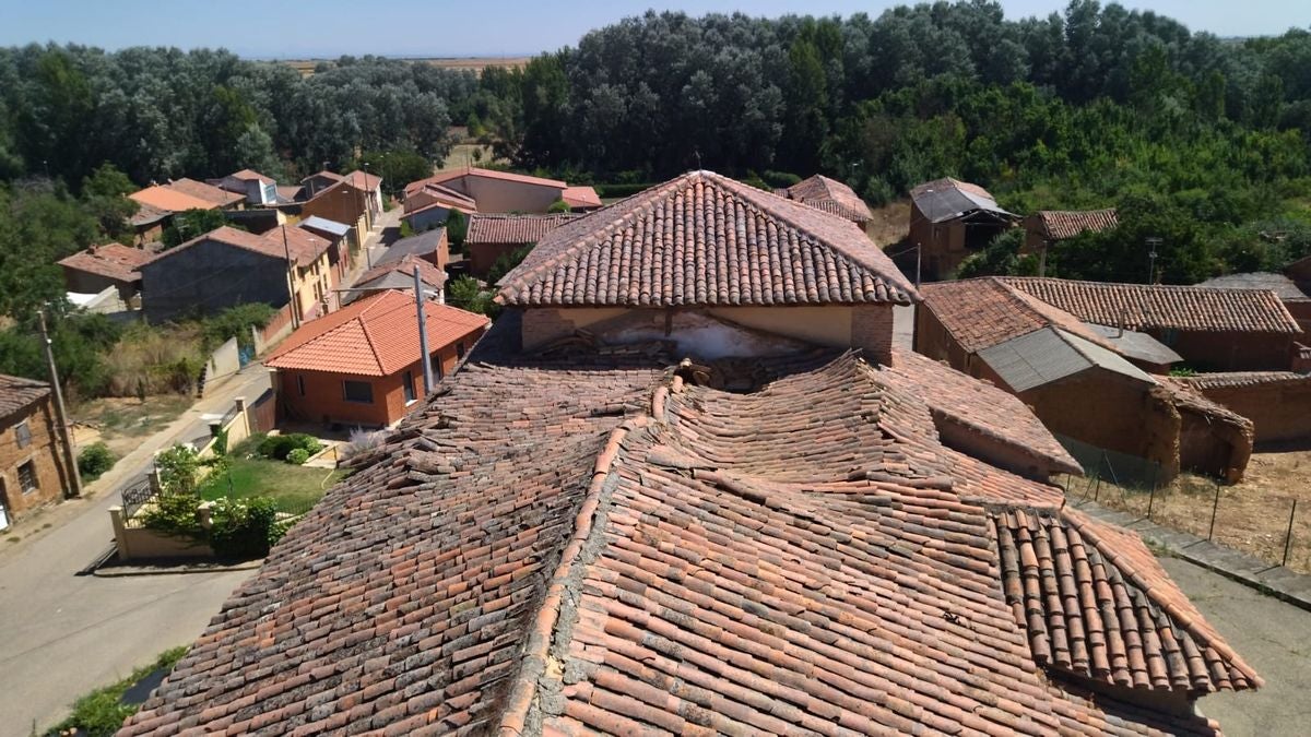 Derrumbe de parte del tejado de la iglesia de Villagallegos