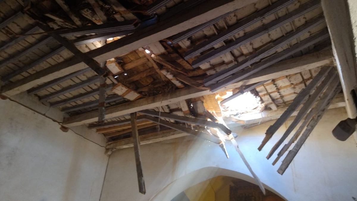 Derrumbe de parte del tejado de la iglesia de Villagallegos