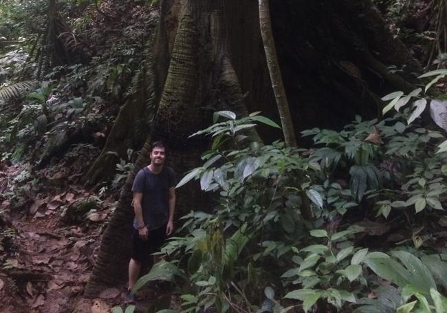 Miguel junto a uno de los enormes árboles de la selva de la Guayana Francesa.