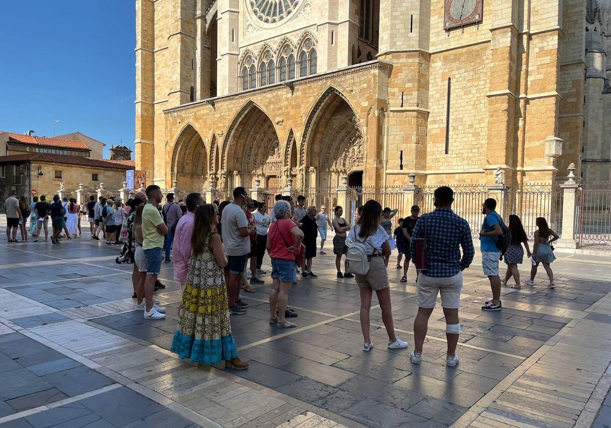 Un grupo de turistas atiende a su guía en Plaza de Regla.