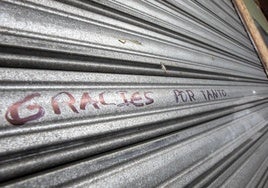 Palabras escritas por los amigos de la pareja en la verja de El Cafetón.