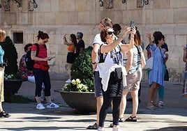 Una mujer se fotografía en León.